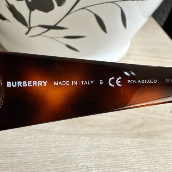 Burberry sunglasses preloved - Picture 4 of 6